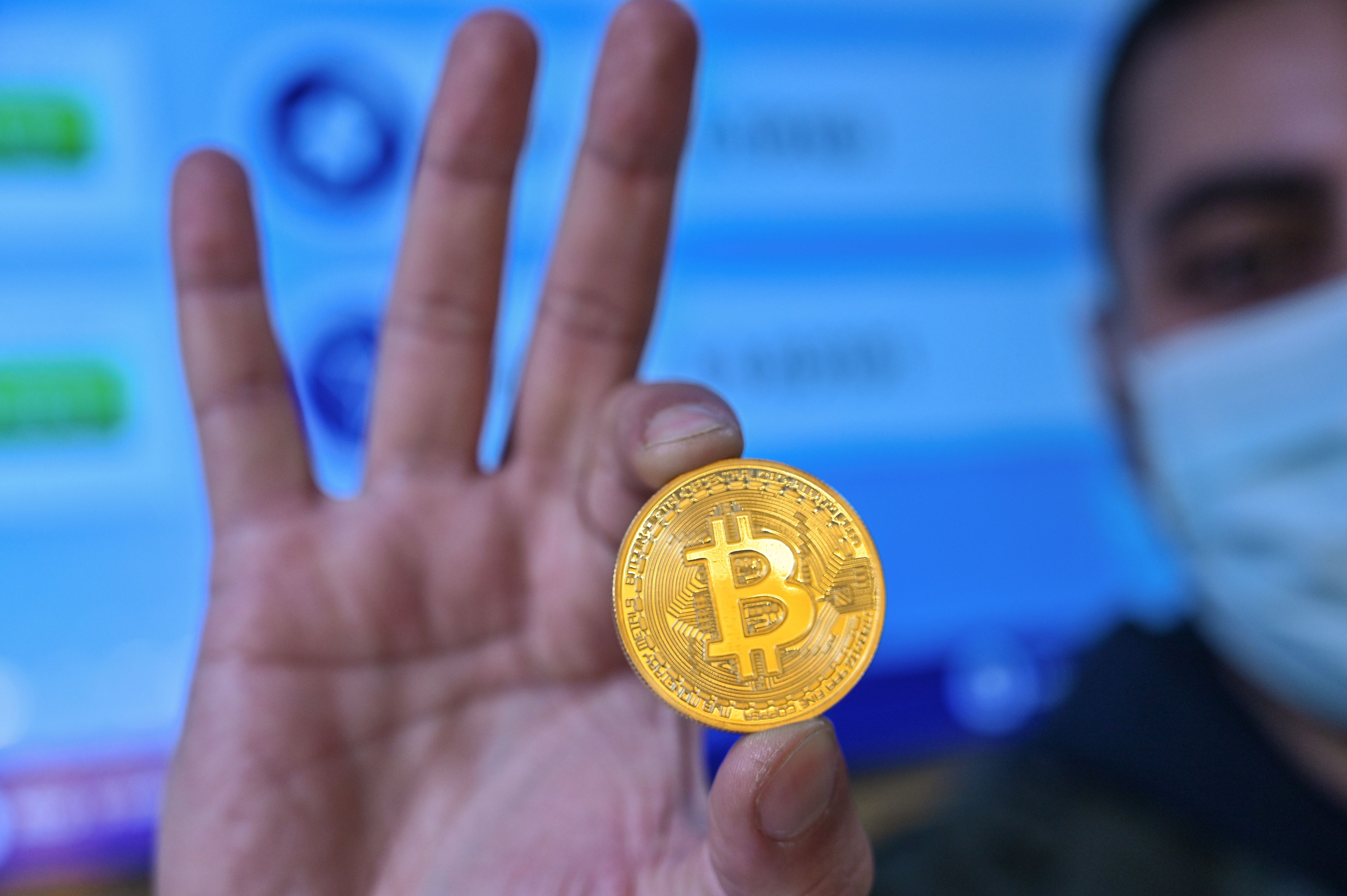 Jamie Dimon bashes bitcoin again, calling it ‘worthless’ | CNN Business