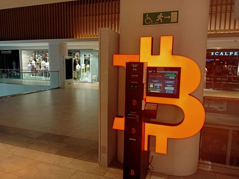 Bitcoin Atm Photos and Premium High Res Pictures - Getty Images