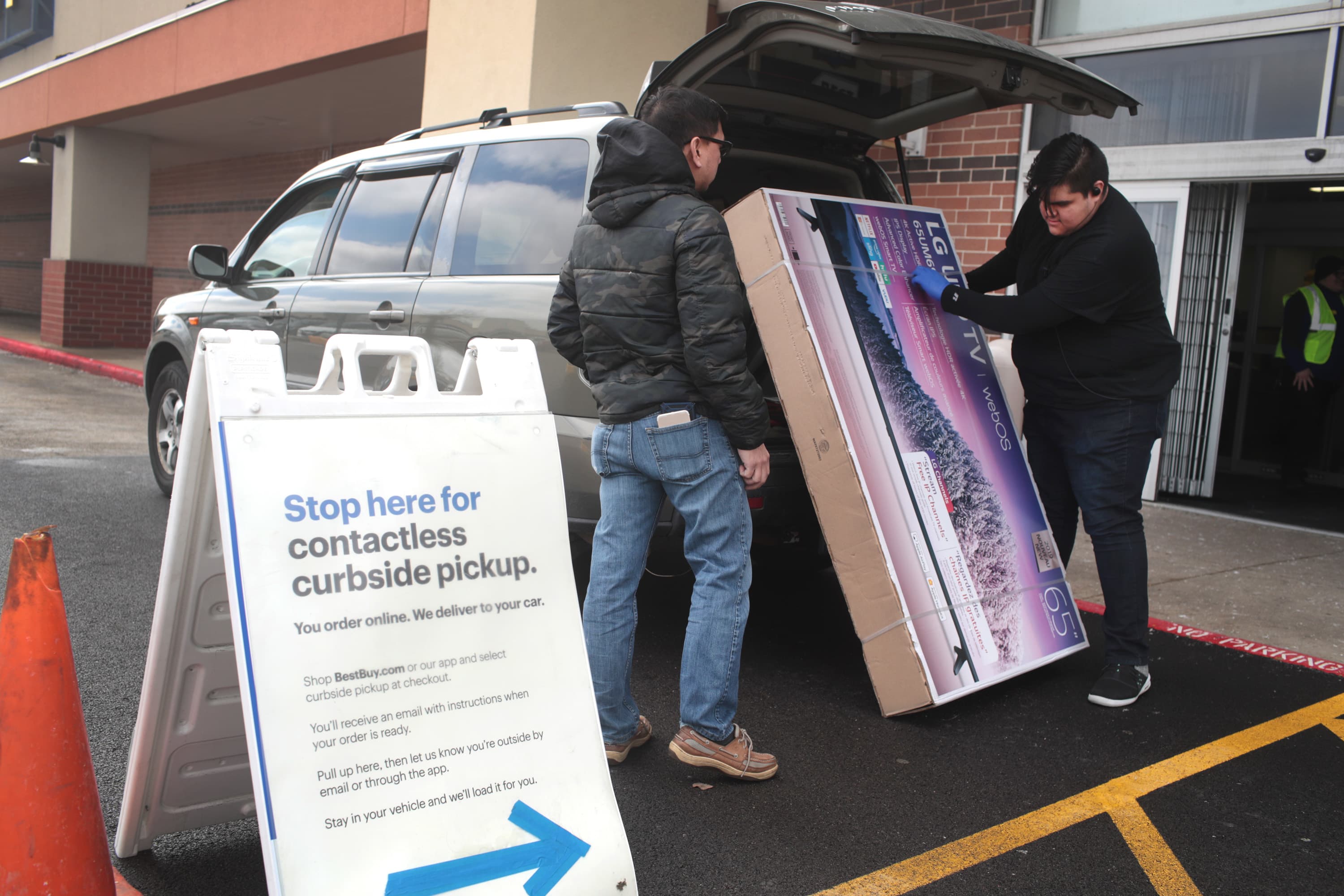 Best Buy closed down stores in the pandemic. People kept shopping - CNN