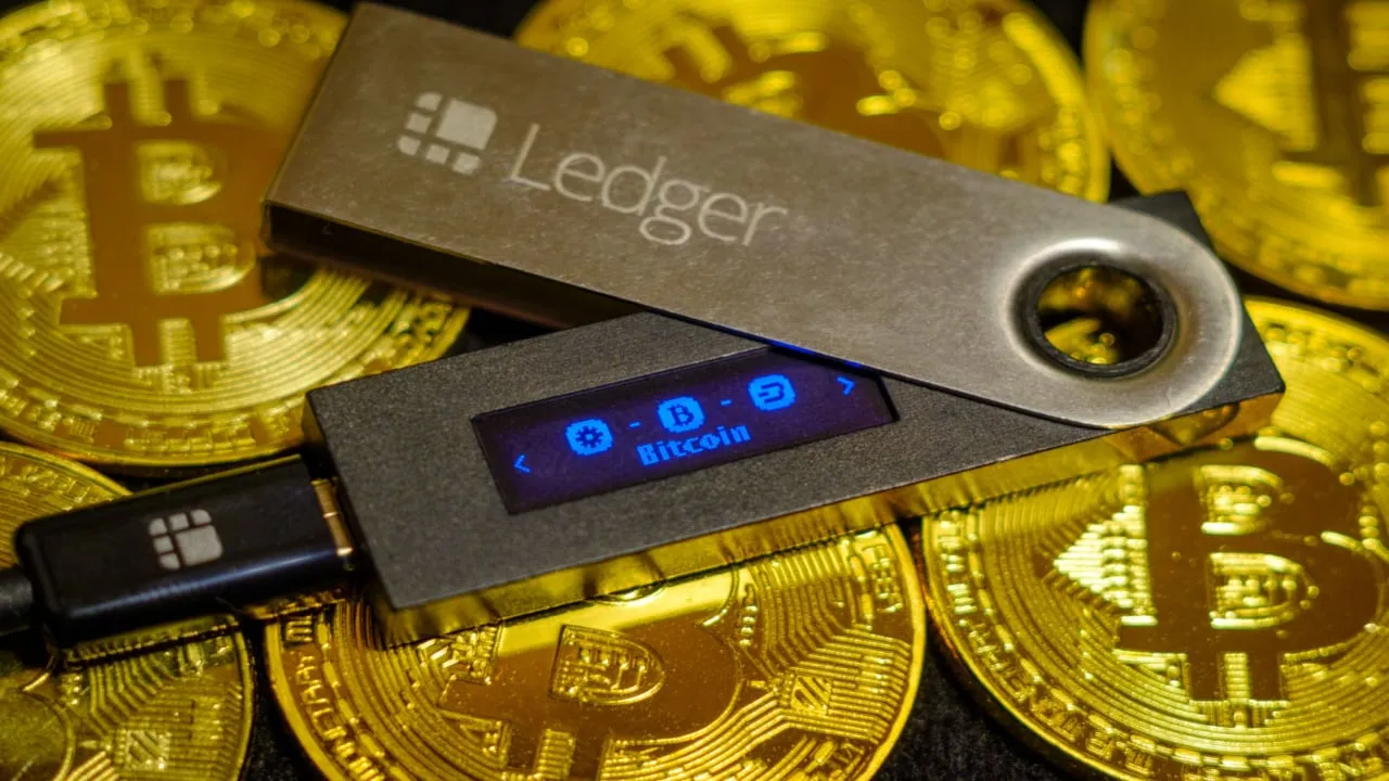 A “tamper-proof” currency wallet just got backdoored by a year-old | Ars Technica