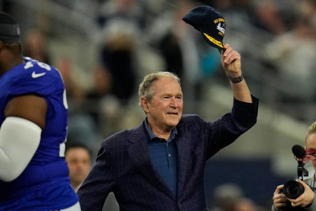 See George and Barbara Bush's emotional coin toss at Super Bowl Ll