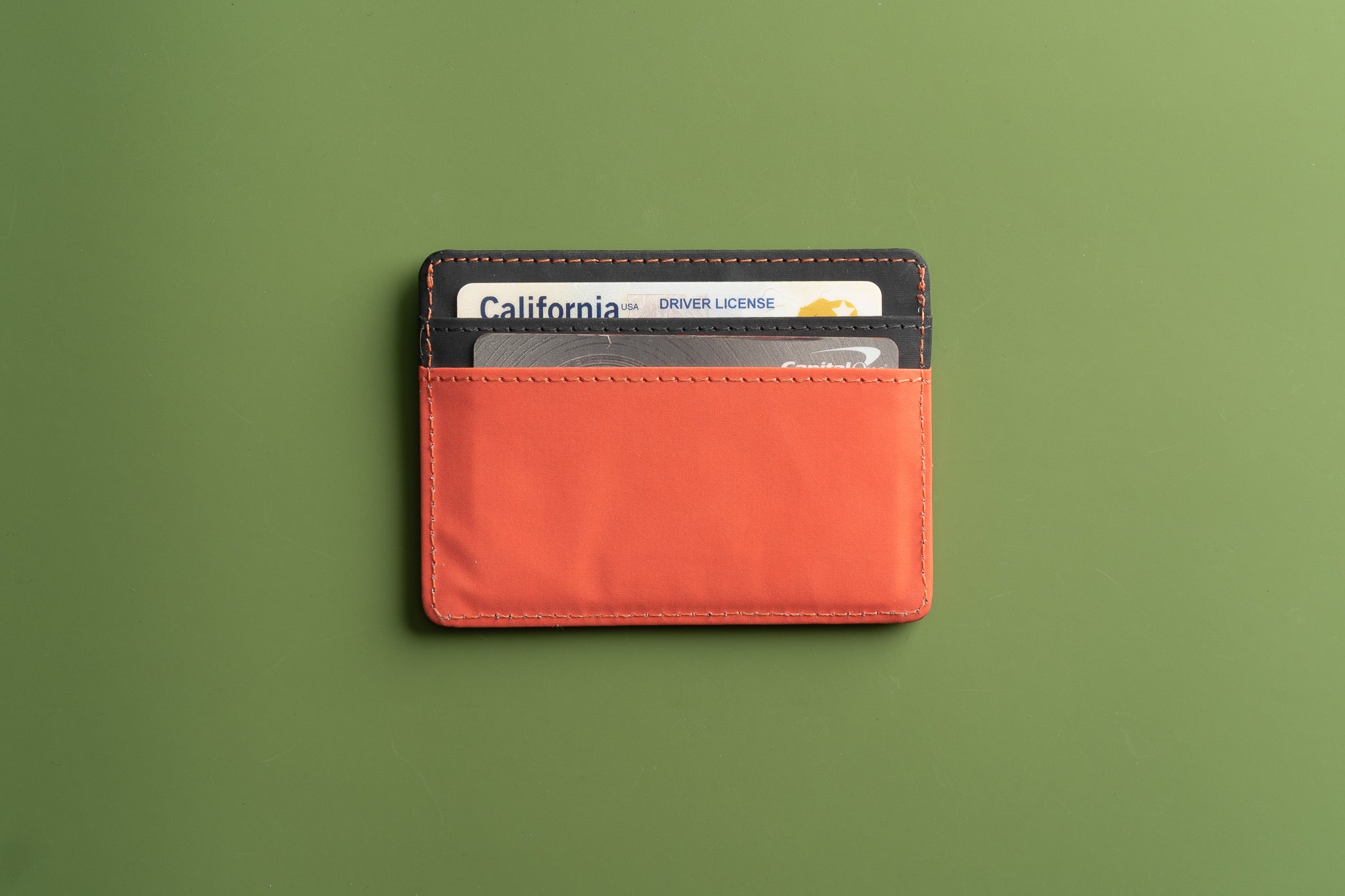 The world’s thinnest carbon fiber wallet is as thin as a credit card! - Yanko Design